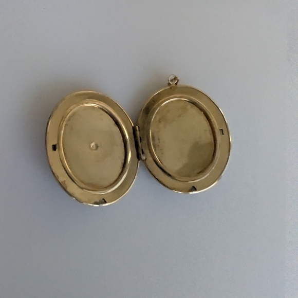 Beautiful Large Gold Locket. Vintage Oval Locket - Picture 6 of 7